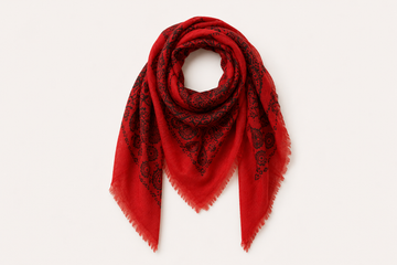 Bandana en laine et soie Jeanne Scarves rouge à imprimé cachemire noir, noué