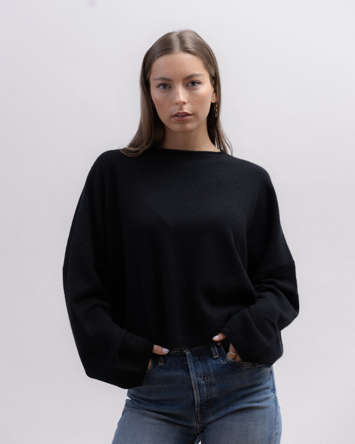 Mannequin portant le pull oversize noir 100% cachemire Wen Moon - Kelly Shop
