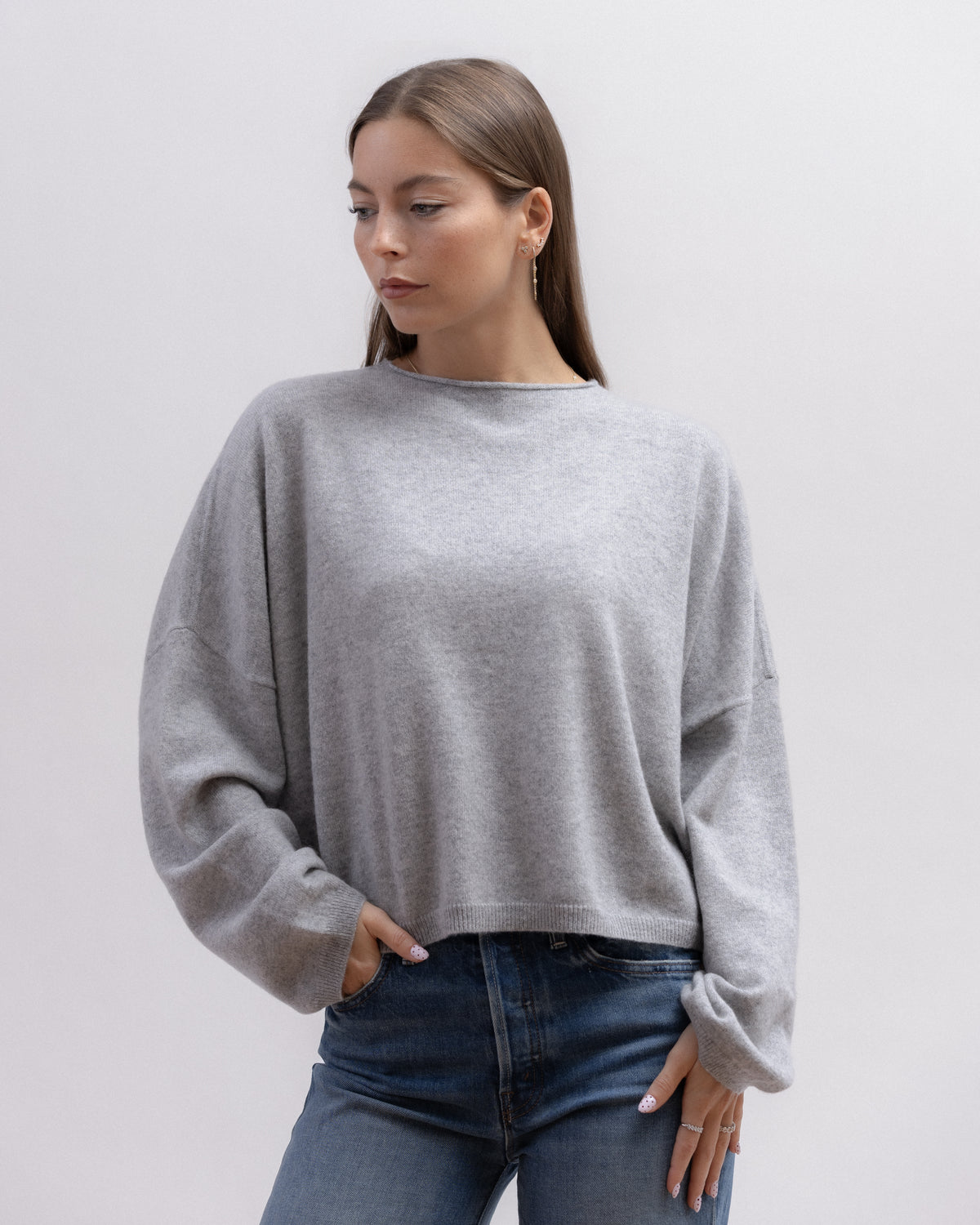 Mannequin portant le pull oversize gris chiné 100% cachemire Wen Moon - Kelly Shop