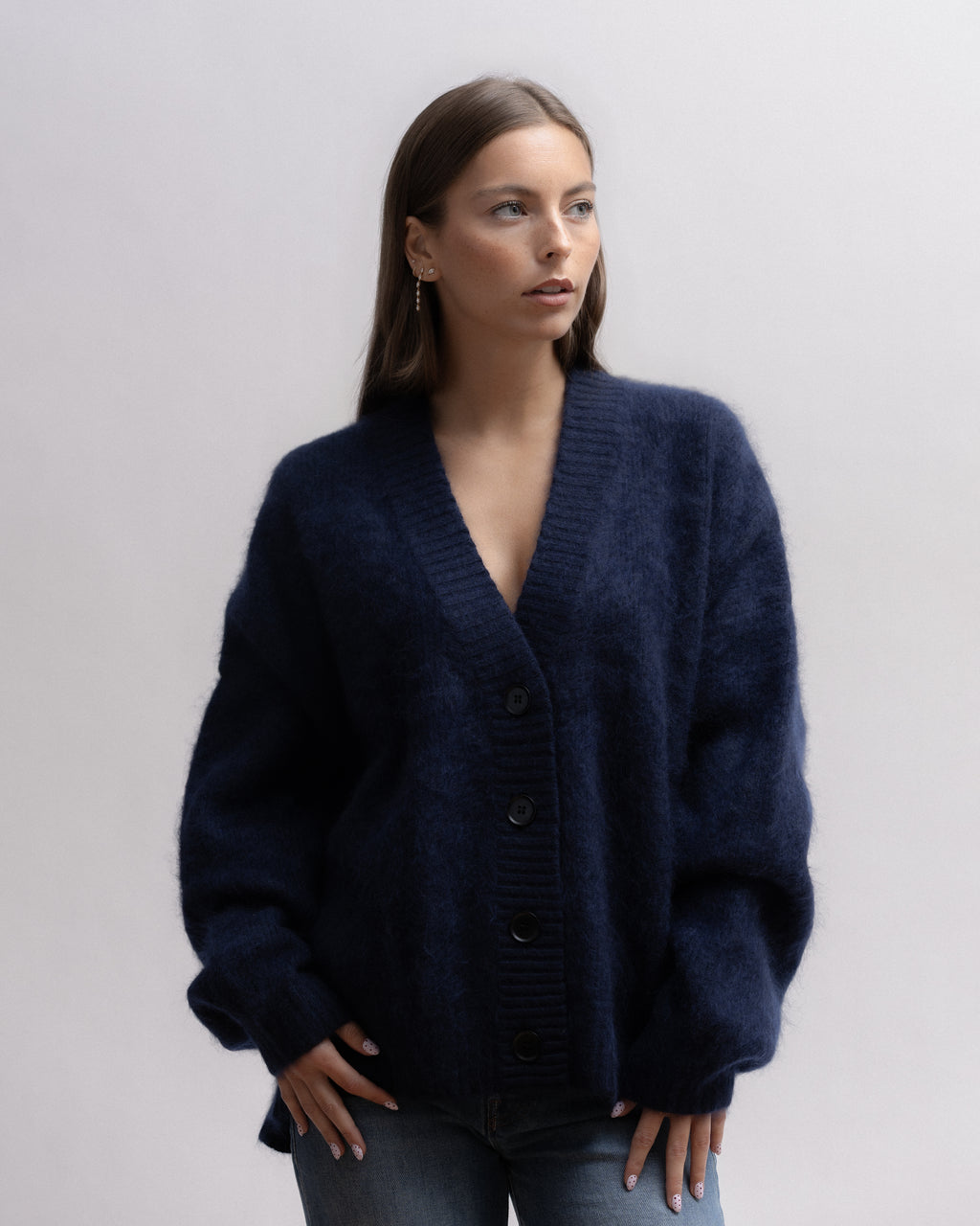 Gilet oversize col V Beast Wen Moon bleu nuit Black Iris, porté avec un jean
