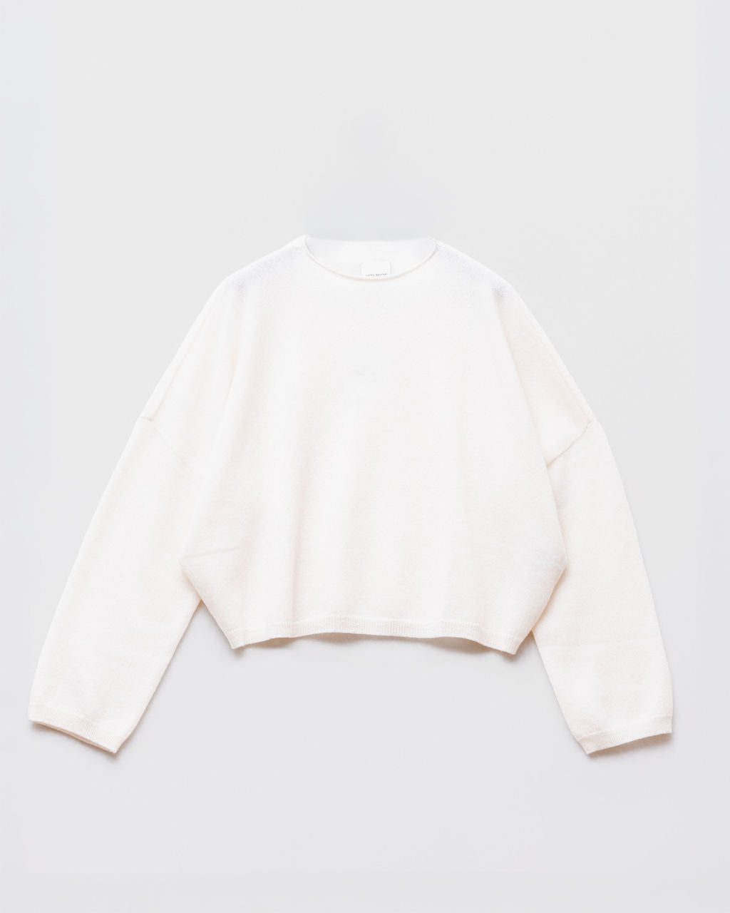 Pull oversize 100% cachemire écru Wen Moon posé à plat - Kelly Shop