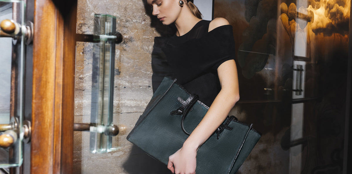 Cabas Marcella Gianni Chiarini en velours côtelé vert, porté